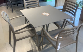 4 seater Table and chair set