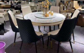 Round dining table