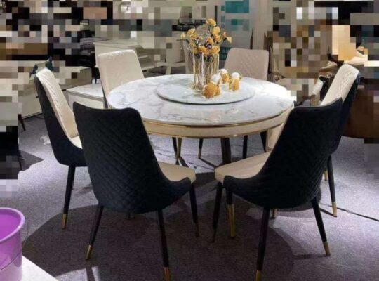 Round dining table